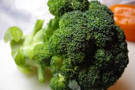 Brokuły. Warzywa te zawierają błonnik, kwas foliowy, wodę i witaminę C, co stanowi doskonałą mieszankę wywołującą wzdęcia i rozstrój żołądka.