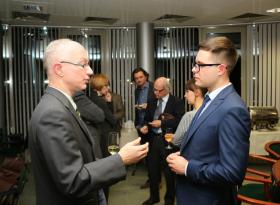 Dr Mikołaj Madurowicz (z lewej) w rozmowie z laureatem  Bartoszem Barańskim.