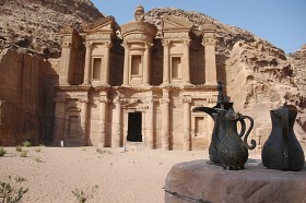 Petra, starożytne miasto wykute w czerwonym piaskowcu jest bardziej sławna, niż sama Jordania