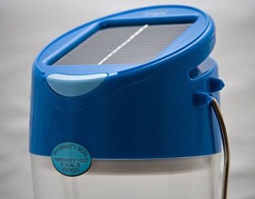 Latarka 'Kiran S10' zaprojektowany przez D Light Design gromadzi energię słoneczną. Tajemnczy kod w nazwie to ukryty limit ceny jednostkowej gotowego produktu - 10$. Ukierunkował wysiłki projektantów.