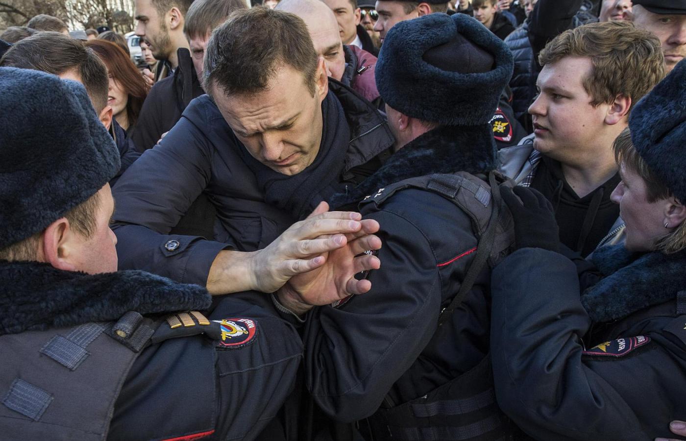 Antykorupcyjna krucjata Nawalnego trafia w czuły punkt systemu władzy.