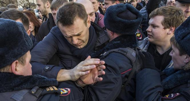 Antykorupcyjna krucjata Nawalnego trafia w czuły punkt systemu władzy.