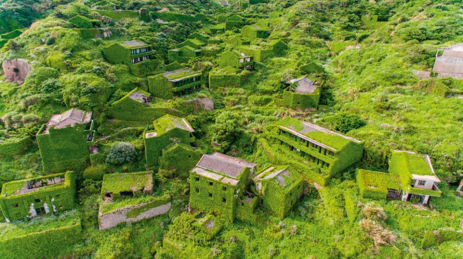 Houtouwan w chińskiej prowincji Zhejiang. Widok opuszczonej wioski rybac­kiej z lotu ptaka.