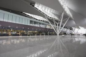 Pierwsi pasażerowie zostaną odprawieni w kwietniu.