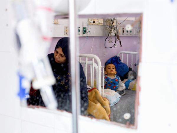 Palestyński chłopczyk leczony w szpitalu w Deir al-Balah, luty 2026 r.