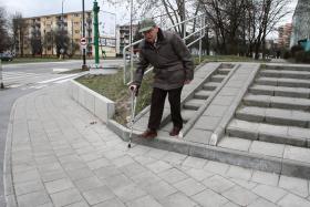 Ze względu na wysoki krawężnik podjazd i schody na osiedlu Chojny łodzianie nazwali „skocznią Małysza”.