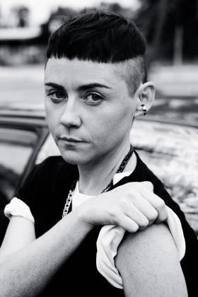 Maria Peszek, ur. w 1973 r. we Wrocławiu. Absolwentka krakowskiej Państwowej Wyższej Szkoły Teatralnej. Wydała płyty „Miasto mania” i „Maria Awaria”. W tym tygodniu ukazuje się jej najnowszy album „Jezus Maria Peszek”.