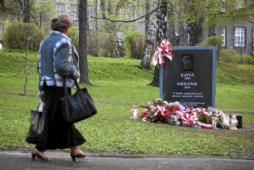 Pierwszy obelisk dla uczczenia pasażerów lotu do Smoleńska stanął w kwietniu 2010 roku w parku w Bielsku - Białej, ufundowany przez młodzież jednego z liceów. Rozbity przez wandali, po kilku miesiącach został przeniesiony w inne miejsce.