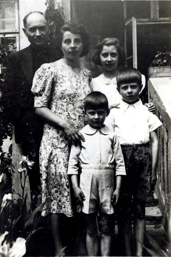 Okupacja 1942/43 r., ul. Drużbacka od strony ogrodu. Tata Jan, mama Danuta, córka Barbara, synowie Zbigniew i Wiesław