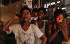 Pomocnicy handlarzy na bazarze New Market w Kalkucie, kiedyś miejscu ekskluzywnych zakupów Brytyjczyków.