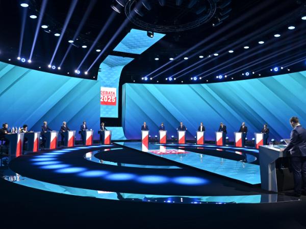 Debata z udziałem 13 kandydatów