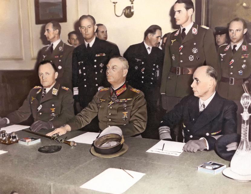 Podpisanie aktu kapitulacji w berlińskiej Szkole Saperów w Karlhorst, od lewej: gen. Stumpf, feldmarszałek Keitel i admirał Friedeburg, 8 maja 1945 r.