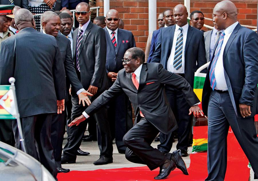 Prezydent Zimbabwe 91-letni Robert Mugabe potknął się podczas oficjalnej wizyty w Indiach, zdjęcie poszło w świat.