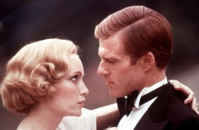 „Wielki Gatsby” z 1974 roku. Na zdjęciu postać tytułowa, grana przez Roberta Redforda oraz Mia Farrow
