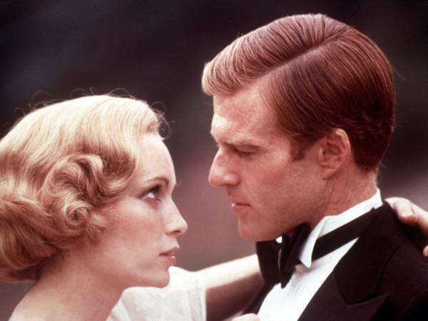 „Wielki Gatsby” z 1974 roku. Na zdjęciu postać tytułowa, grana przez Roberta Redforda oraz Mia Farrow