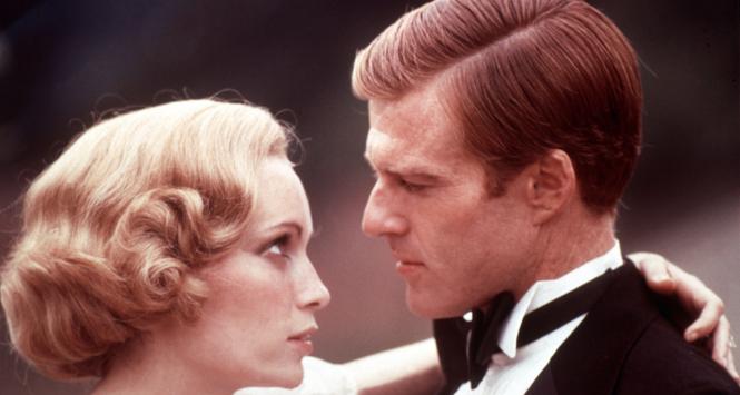 „Wielki Gatsby” z 1974 roku. Na zdjęciu postać tytułowa, grana przez Roberta Redforda oraz Mia Farrow