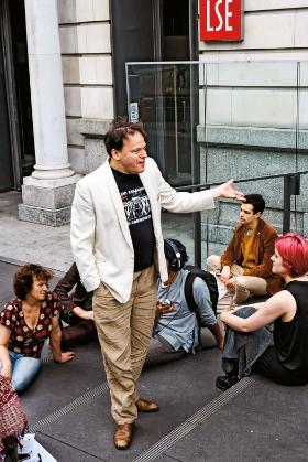 Profesor David Graeber podczas dyskusji ze studentami przed budynkiem London School of Economics, 2016 r.