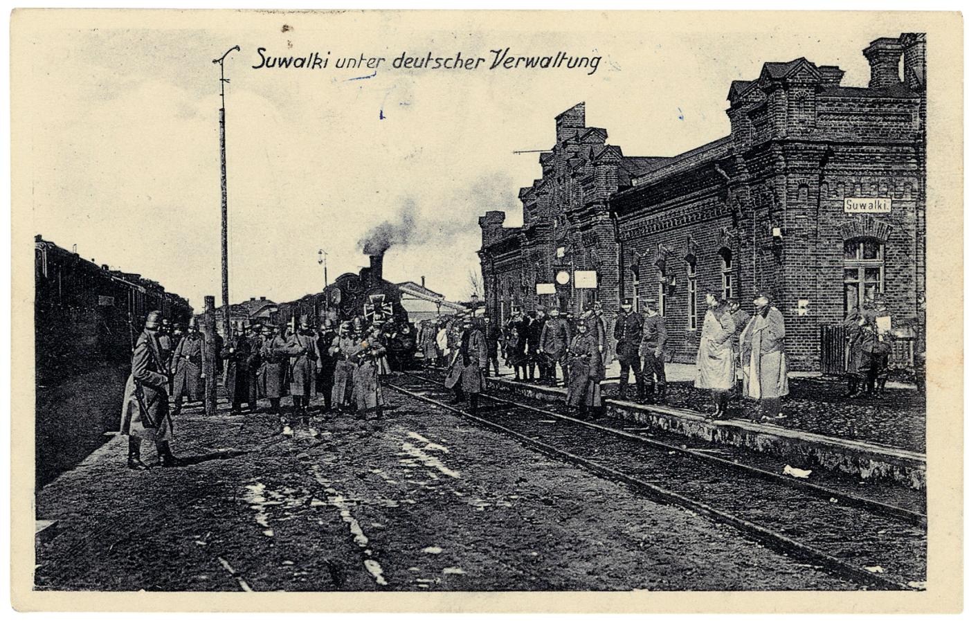 „Suwałki pod niemieckim zarządem”. Pocztówka przedstawiająca dworzec kolejowy w Suwałkach, wysłana przez niemieckiego żołnierza 2 września 1915 r.