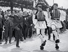 Dyktator płk Jeorjos Papadopulos uczestniczy w tradycyjnym greckim tańcu sirtaki z okazji pierwszej rocznicy przewrotu, któremu przewodził; kwiecień 1968 r.