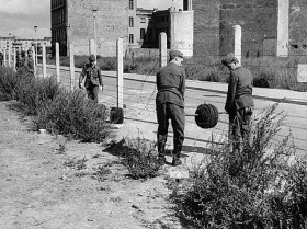 Berlin 1 stycznia 1961. Żołnierze straży granicznej NRD budują pierwsze ogrodzenie