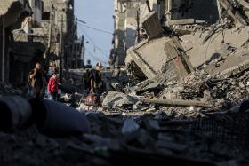 Zbombardowane domy w południowej części Gazy.