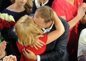 Premier przyjmuje gratulacje od żony.