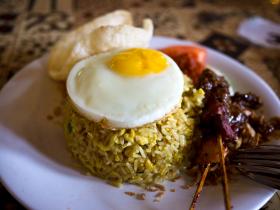 Indonezja: serwuje się Nasi goreng, smażony ryż (ryż smaży się z przyprawami i cebulą). Do takiego zestawu dodaje się czasem jajka, mięso i owoce morza.
