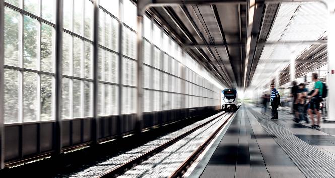 Pomysł budowania kolei dużych prędkości z Warszawy do Budapesztu nie ma sensu z punktu widzenia polityki transportowej kraju i całej Unii. Na zdjęciu: szybki pociąg, Tajwan.