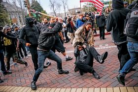 Zamieszki w Berkeley pomiędzy zwolennikami i przeciwnikami Trumpa
