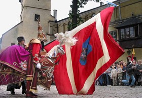 Kraków. Z Salwatora na Rynek rusza Pochód lajkonika. Obecny wygląd lajkonika zawdzięczamy Stanisławowi Wyspiańskiemu. Harce wywodzą się z zabaw, jakie jeden ze średniowiecznych cechów organizował po procesji Bożego Ciała.