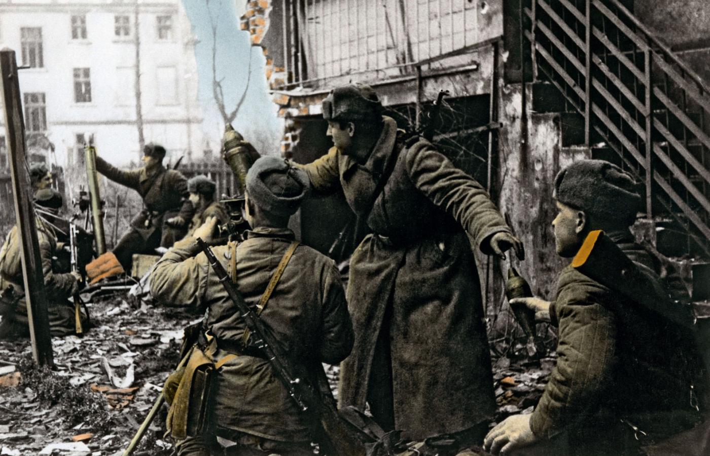 Żołnierze Armii Czerwonej w boju na ulicach Wrocławia, maj 1945 r.