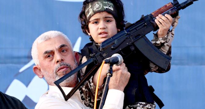 Jahja Sinwar z dzieckiem w mundurze Brygad Al-Kassam. Gaza, 2021 r.