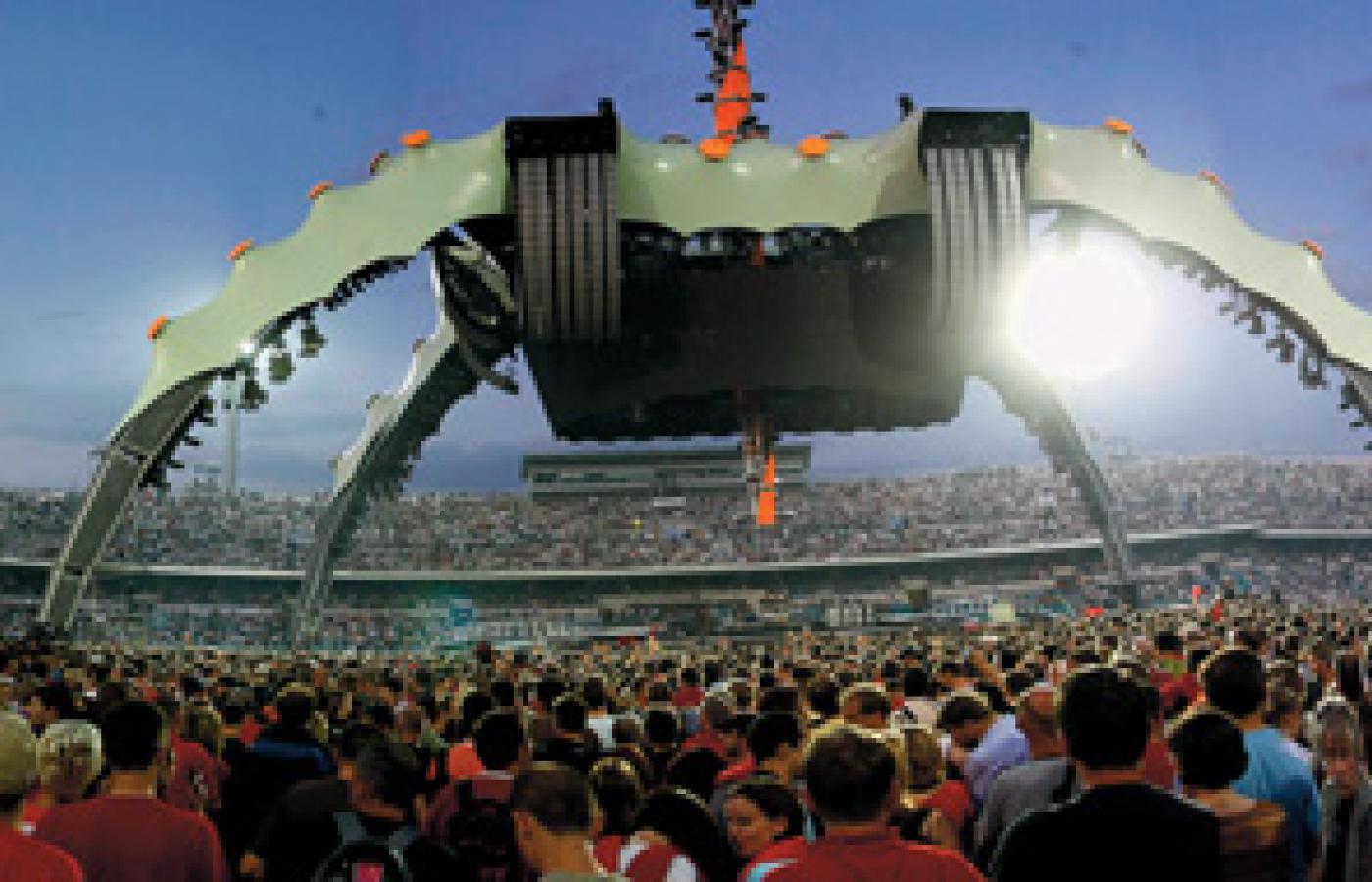 Scena w kształcie pająka na chorzowskim koncercie U2. Fot Grzegorz Celejewski / Agencja Gazeta