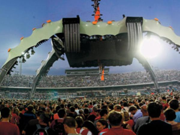 Scena w kształcie pająka na chorzowskim koncercie U2. Fot Grzegorz Celejewski / Agencja Gazeta