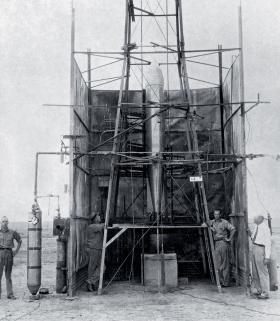 Amerykański fizyk Robert Goddard, pionier techniki rakietowej i astronautyki, wraz z ekipą przy wyrzutni rakietowej przerobionej z wiatraka, 1936 r.