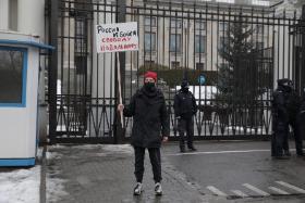 Protest Iwana Wyrypajewa po aresztowaniu Aleksieja Nawalnego, Warszawa, ambasada Federacji Rosyjskiej.