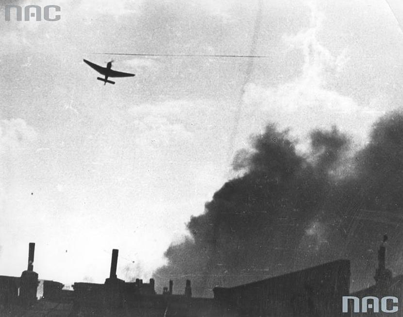 Hitlerowskie lotnictwo i artyleria terroryzowały mieszkańców. Niemiecki samolot po zrzuceniu bomb w okolicach placu Napoleona.