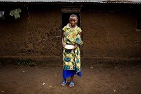 Alice Barabonerana, 14 lat. Mieszka z 4 rodzeństwa, rodzina im nie pomaga. Drewno do gotowania przynosi z lasu. RYŻ dostaje od Sióstr. Jest najcenniejszy. Chce być zakonnicą i pomagać biednym. Śni o swoich rodzicach, którzy jej pomagają. Rutshuru, DR Kong