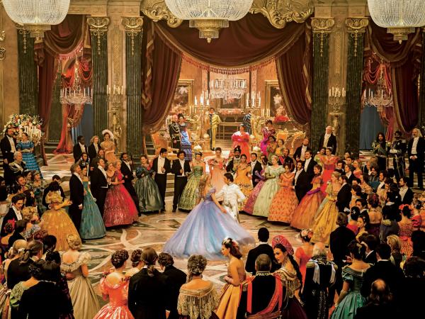 Kadr z filmu „Kopciuszek”, reż. Kenneth Branagh