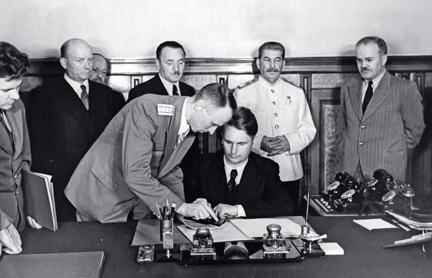 Delegacja Tymczasowego Rządu Jedności Narodowej podpisuje porozumienie z rządem ZSRR po konferencji w Moskwie w czerwcu 1945 r.