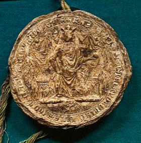 Pieczęć majestatowa króla z napisem w otoku KAZIMIRVS D(E)I GR(ATI)A REX POLONIE C(RA)COVIE SA(N)DOM(IRIE) SIRAD(IE) LANC(ICIE) CVYAV(IE) POMORA(N)IE.