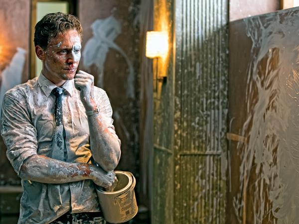 Tom Hiddleston w satyrze na konsumpcyjne społeczeństwo Zachodu