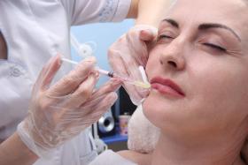 Kosmetyczka nie powinna wykonywać żadnych zabiegów, w wyniku których dochodzi do przebicia powłoki skóry. Nie powinna też robić zastrzyków z kwasu hialuronowego – poucza dermatolog estetyczna dr Barbara Walkiewicz-Cyrańska.