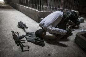 Czasem zostaje tylko modlitwa. Sierpień 2012 r., powstaniec Bustan Basza w okolicach Aleppo.