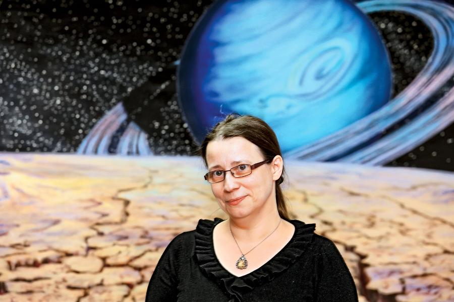 Prof. Agnieszka Pollo jest szefową Zakładu Astrofizyki Narodowego Centrum Badań Jądrowych. Jest też związana zawodowo z Wydziałem Fizyki, Astronomii i Informatyki Stosowanej UJ. Zajmuje się kosmologią obserwacyjną. Bada superstruktury Wszechświata.