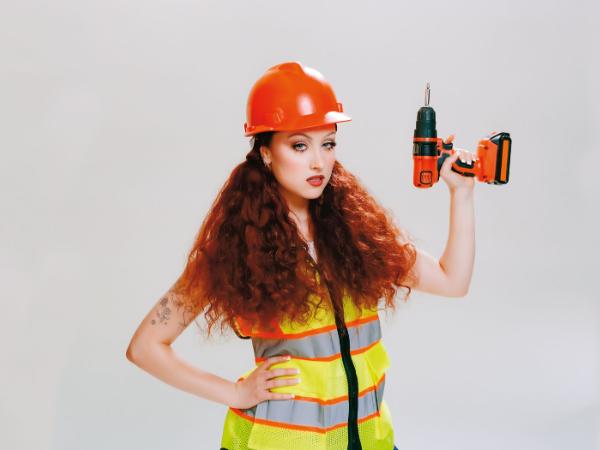 Piosenki Roan odpowiadały osobom queer, ale i rezonowały z sentymentami heteroseksualnych kobiet, snujących czasem fantazje o życiu w świecie bez mężczyzn, którzy ich nie szanują.