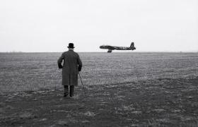 Premier Winston Churchill obserwuje bombowiec Short Stirling z 7. eskadry Królewskich Sił Powietrznych, czerwiec 1941 r.