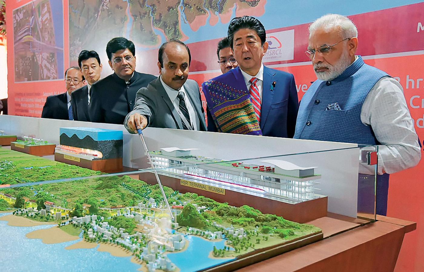 Premier Indii Narendra Modi (na fot. z prawej)