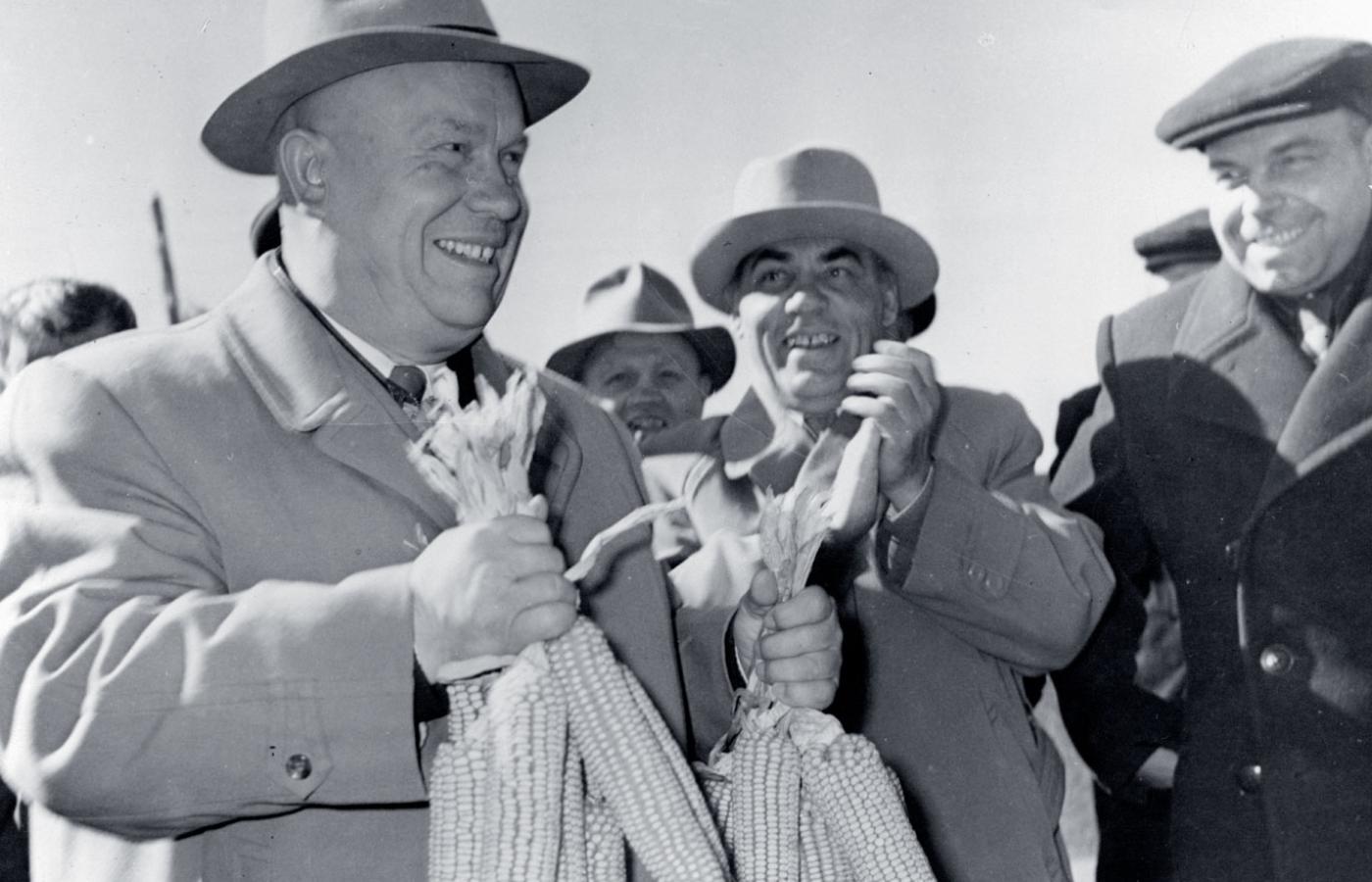 Premier Nikita Chruszczow z kolbami kukurydzy w kołchozie w Kraju Stawropolskim, 1958 r.