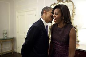 Barack Obama szepcze coś swojej żonie w trakcie przerwy w obradach Zgromadzenia Ogólnego ONZ (2011 rok).